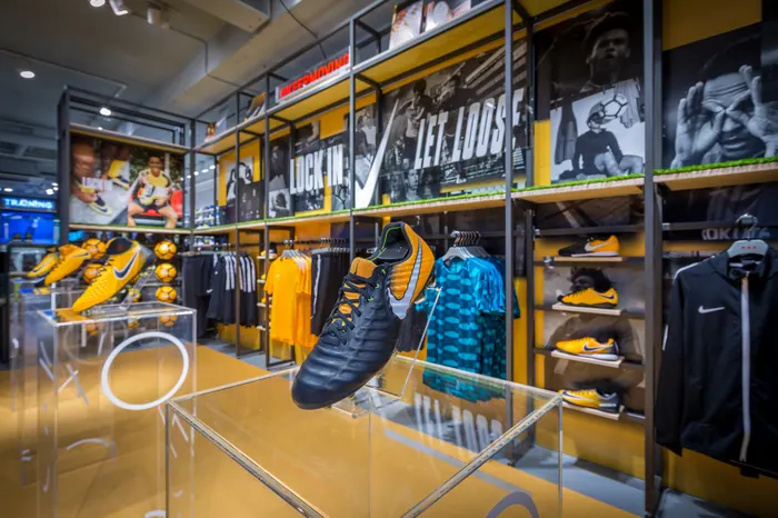 Nike Football — retailfotografie door Isabel Nabuurs