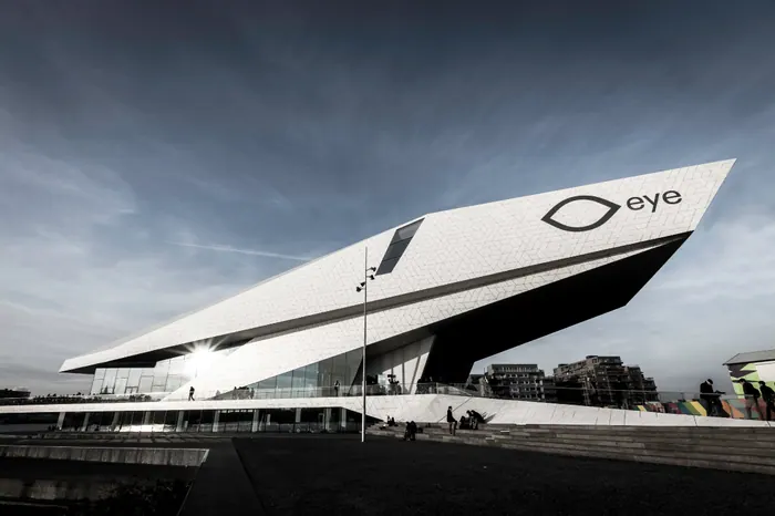 IJ-oever — architectuurfotografie door Isabel Nabuurs