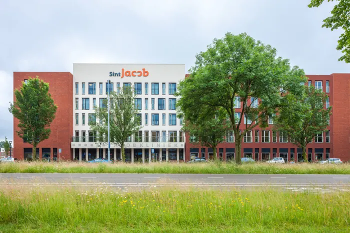 Sint Jacob exterieur — architectuurfotografie door Isabel Nabuurs